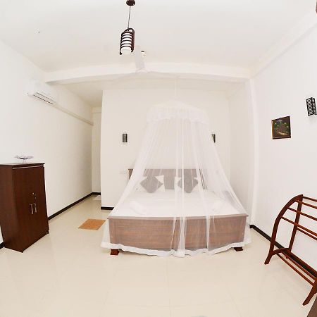Leen Tangalle Luaran gambar