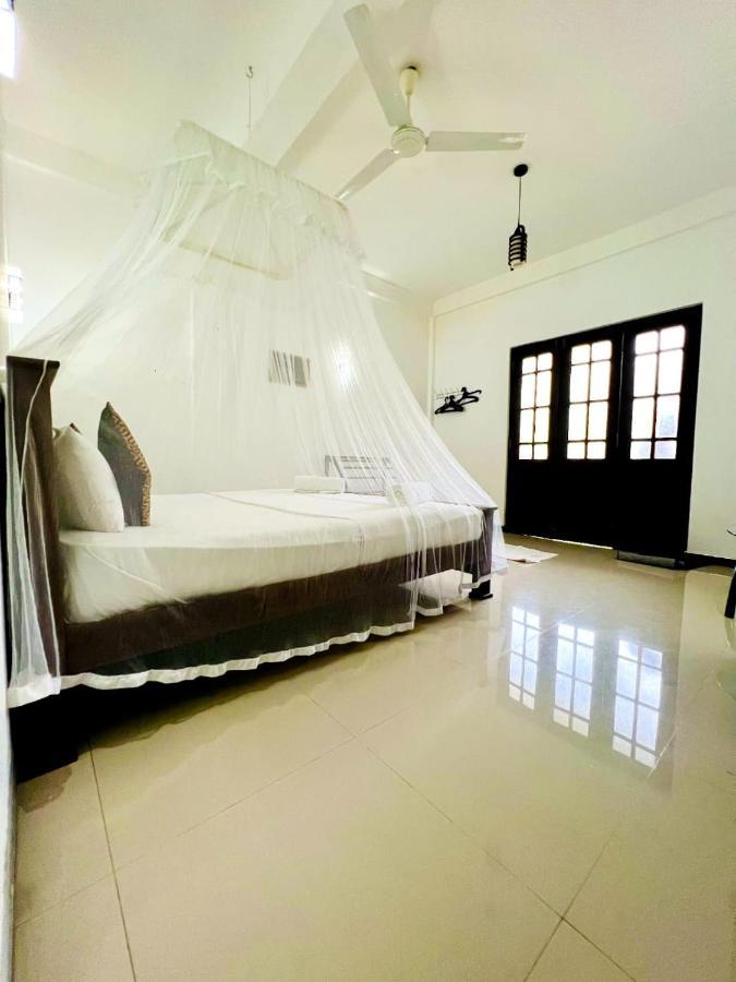 Leen Tangalle Luaran gambar