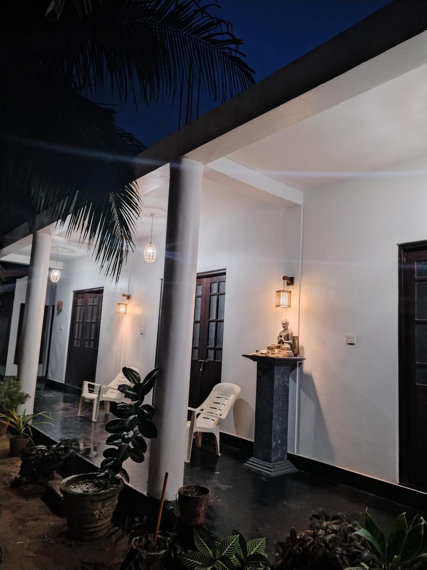 Leen Tangalle Luaran gambar
