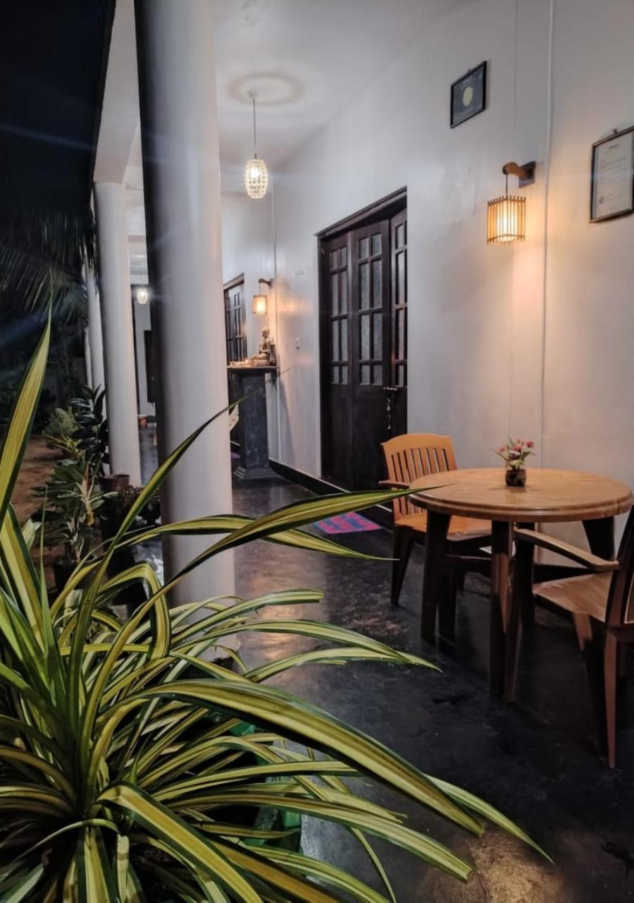 Leen Tangalle Luaran gambar