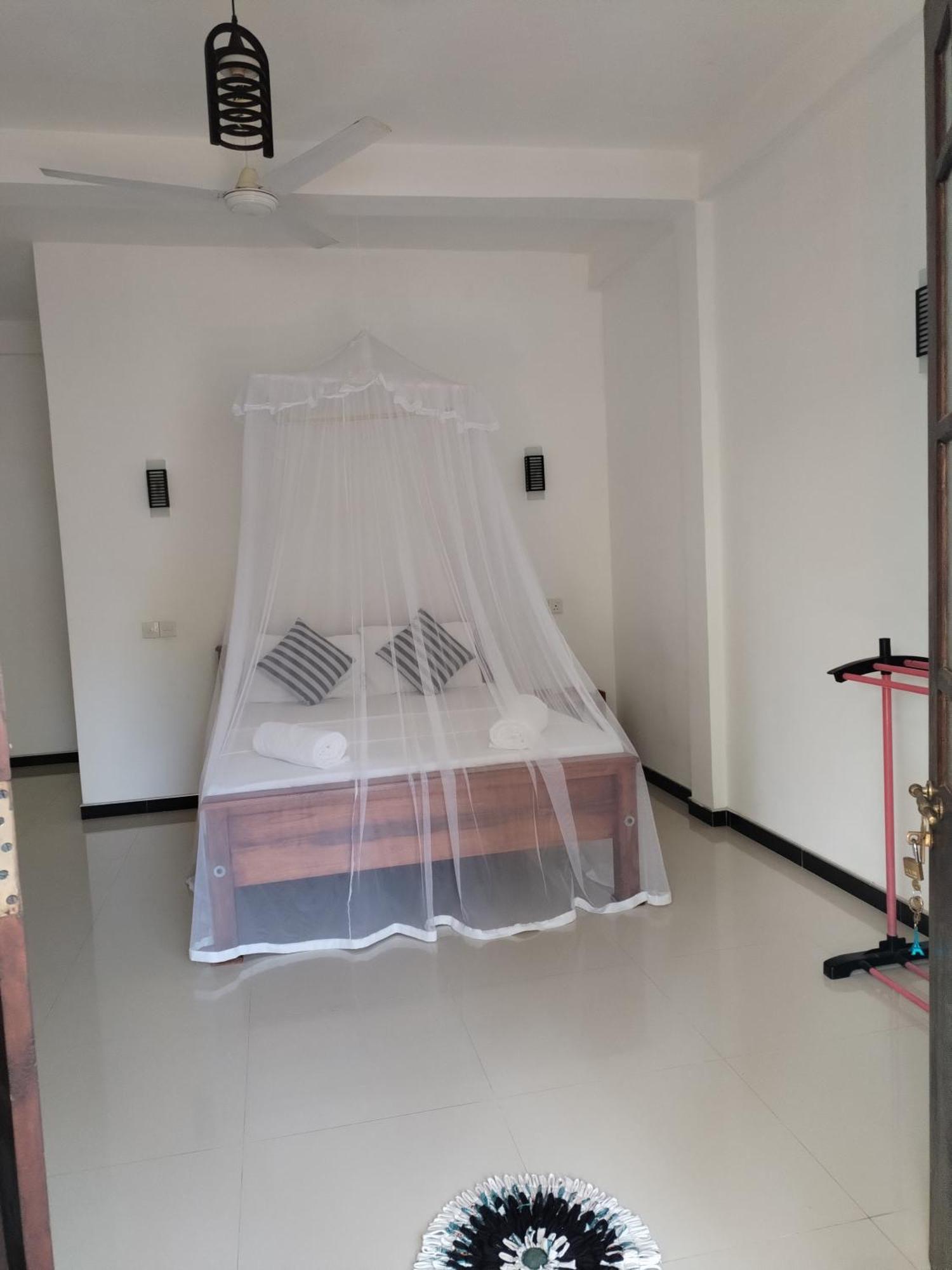 Leen Tangalle Luaran gambar