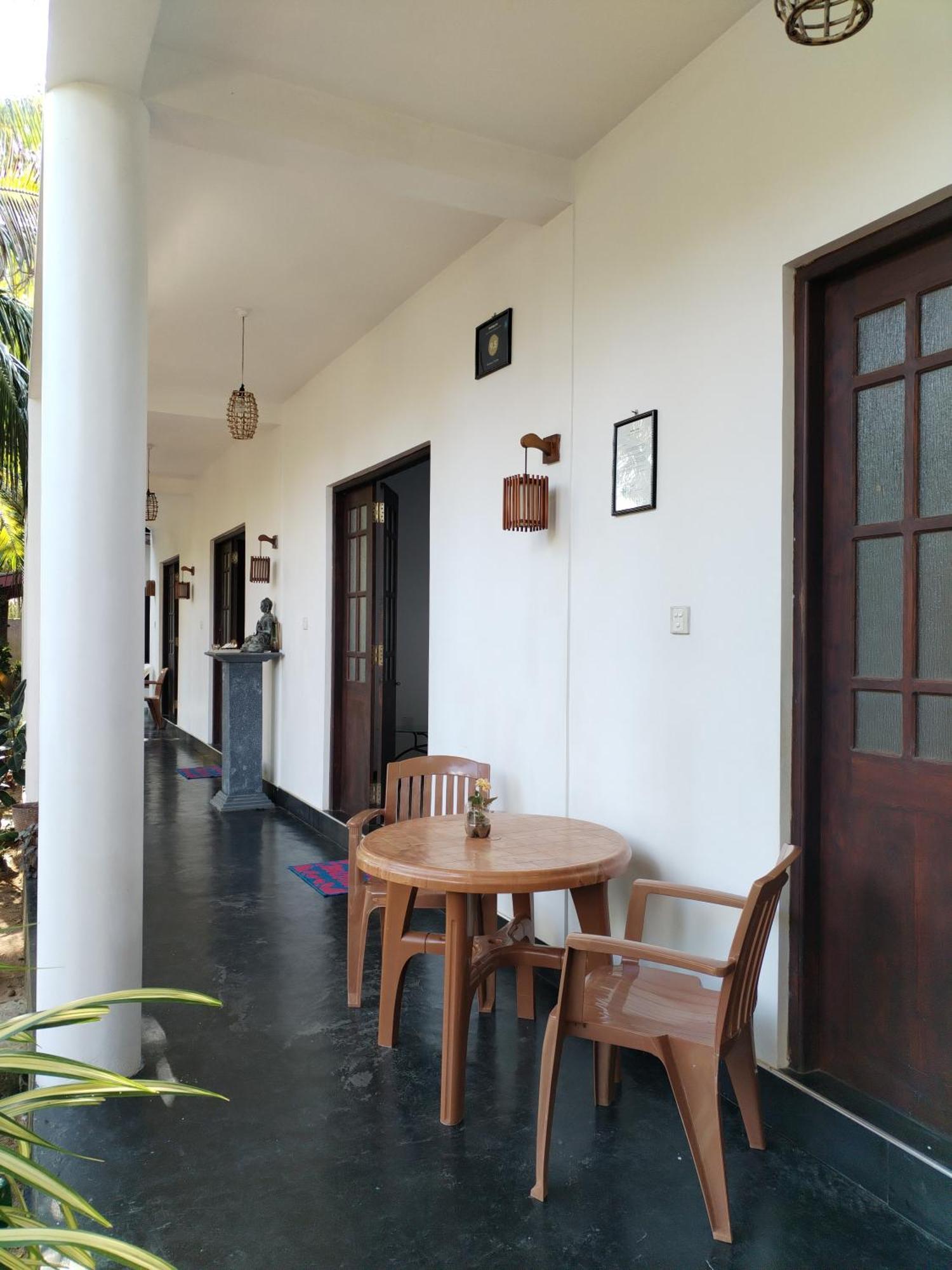 Leen Tangalle Luaran gambar