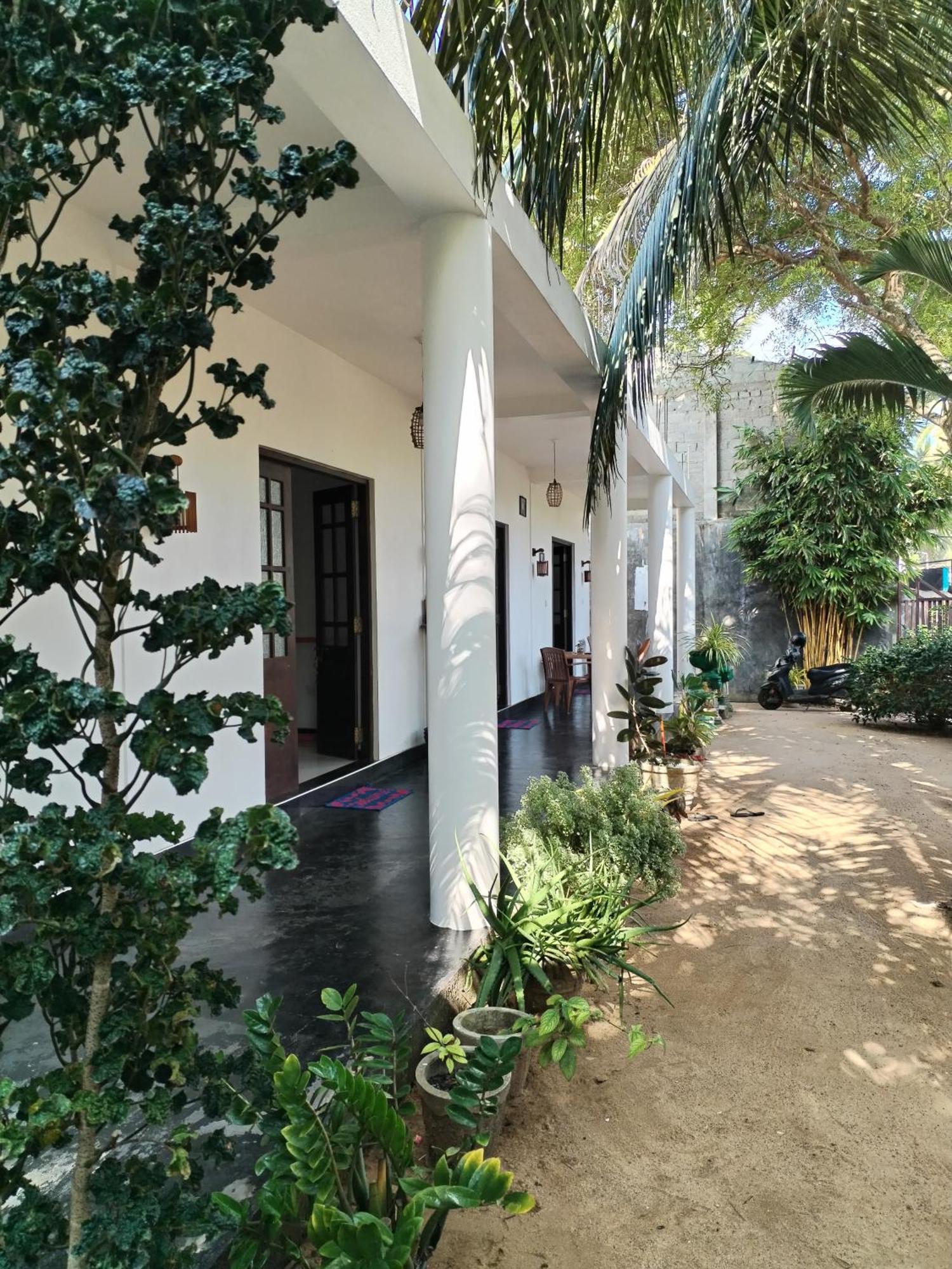 Leen Tangalle Luaran gambar