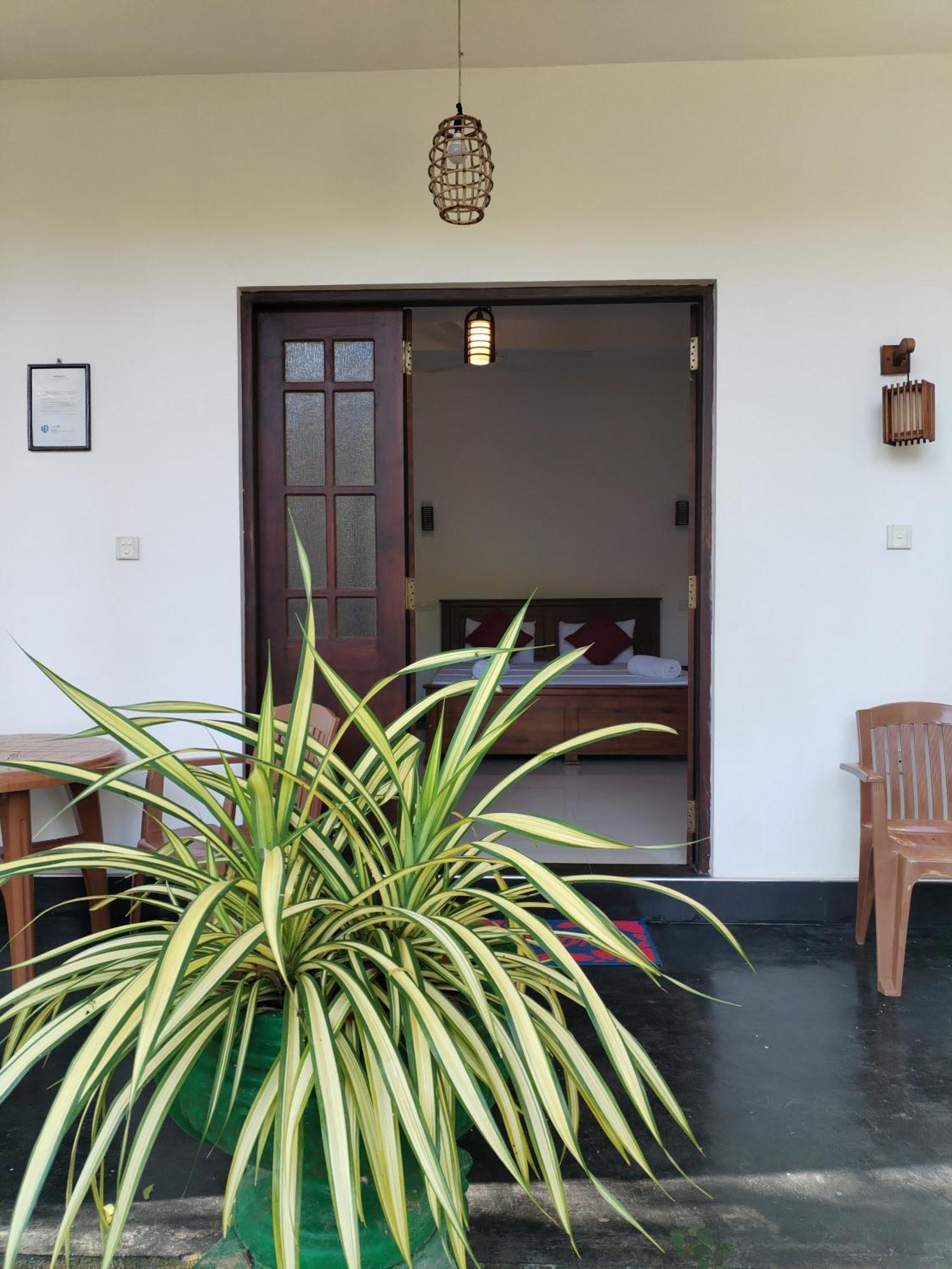 Leen Tangalle Luaran gambar