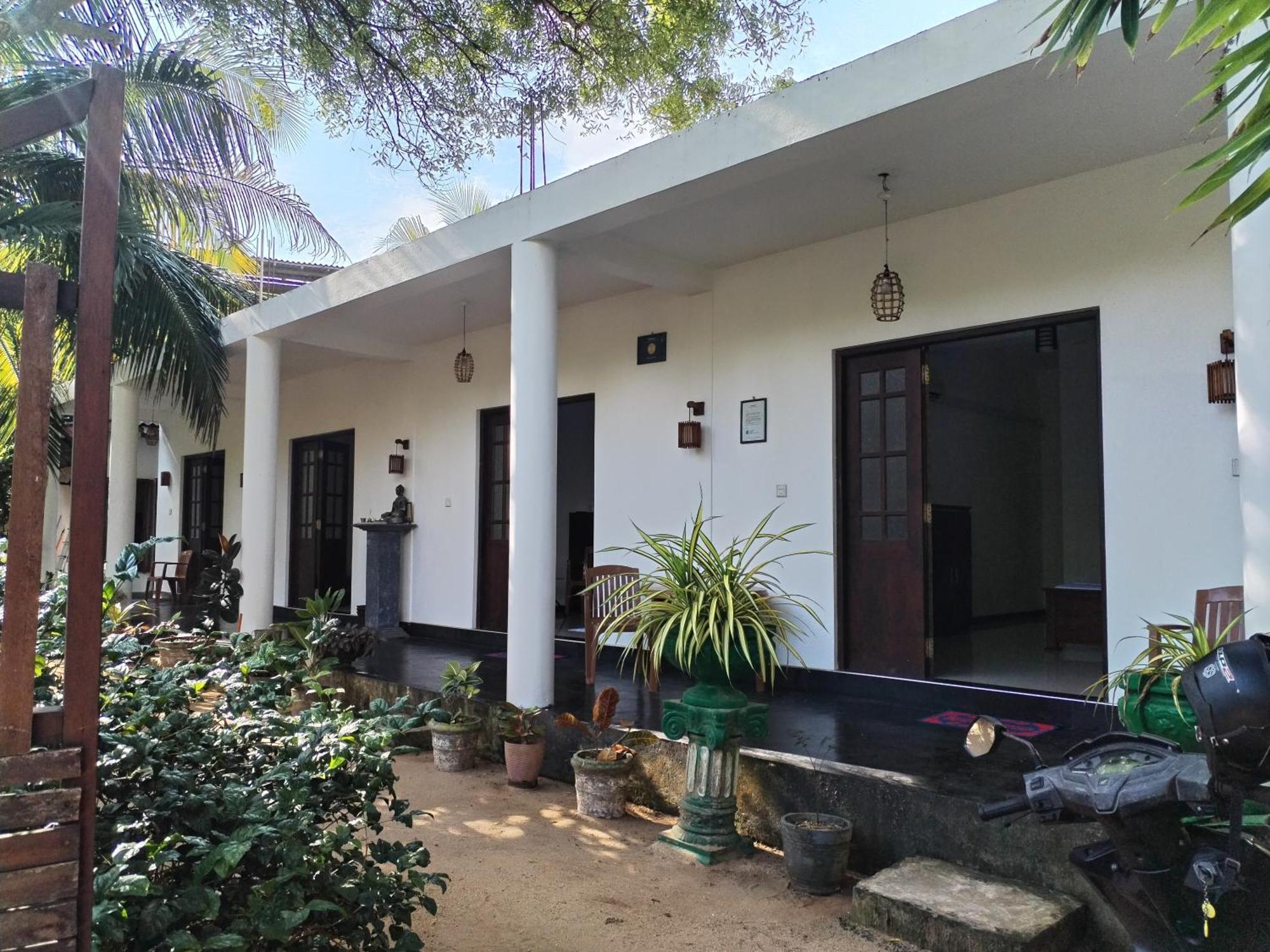 Leen Tangalle Luaran gambar