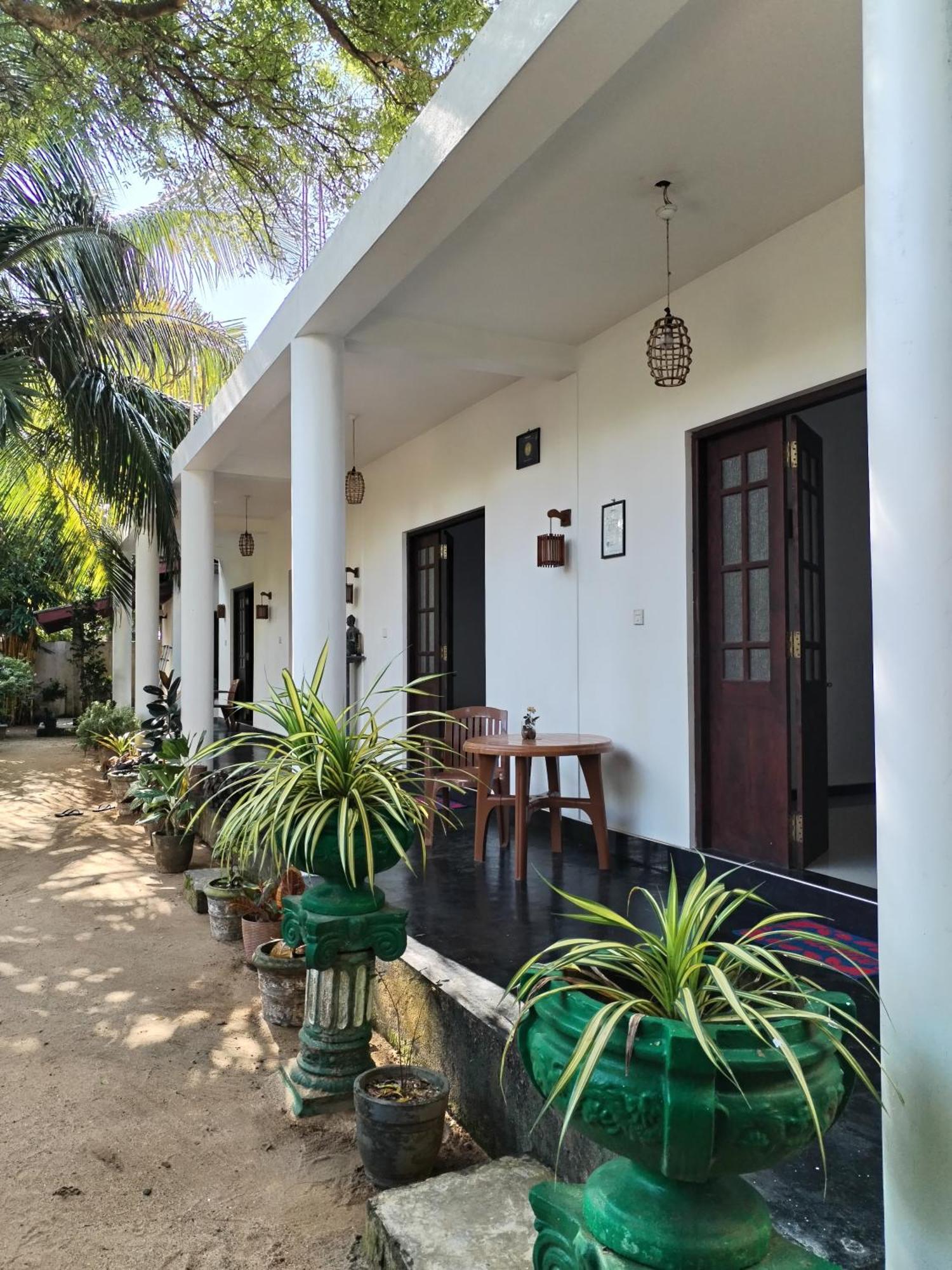 Leen Tangalle Luaran gambar