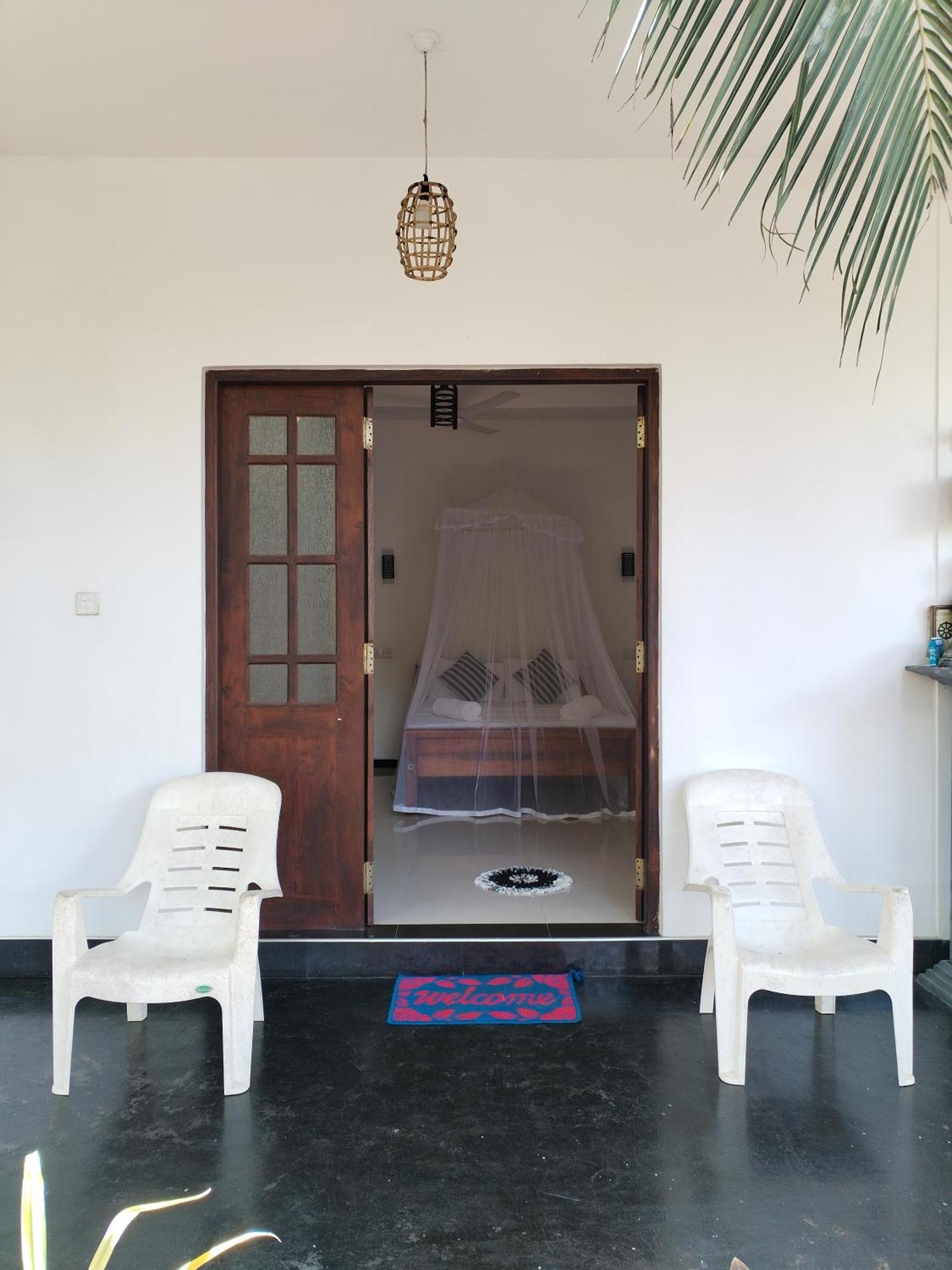 Leen Tangalle Luaran gambar